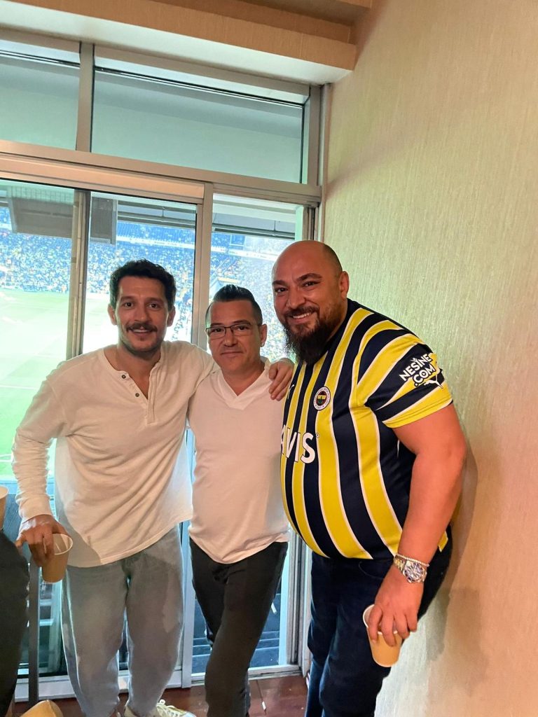 fenerbahçe formalı adam