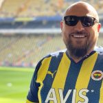 ismail polat fenerbahçe tutkusu yer aldığı bu fotoğrafta fenerbahçe forması giyen adam yer alır