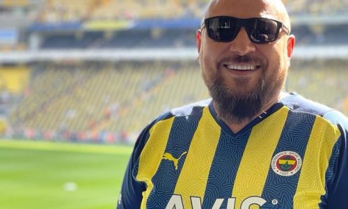 ismail polat fenerbahçe tutkusu yer aldığı bu fotoğrafta fenerbahçe forması giyen adam yer alır