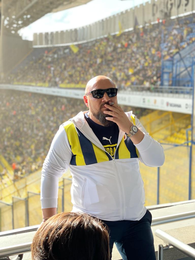 Fenerbahçe forması giymiş bir adam