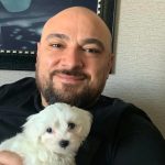 İsmail Polat Hayvan Sevgisi'nin .gösterildiği bu fotoğrafta elinde köpek tutan bir adam yer alır.